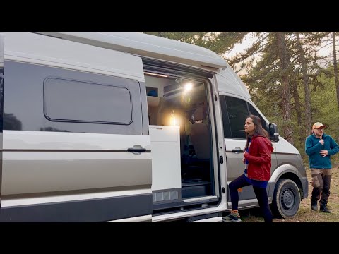 Видео: ЗИМНИЙ КЕМПИНГ В ДОМАШНЕМ КОМФОРТНОМ КЕМПЕРВЭНЕ С ПЕЧЬЮ