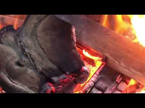 Видео: 🔥Огонь горит и потрескивают дрова | Звуки деревни для отдыха и сна 🌾🔥
