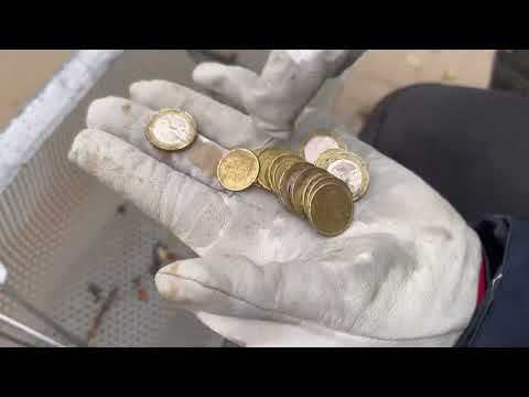 Видео: Чистка пляжа совком