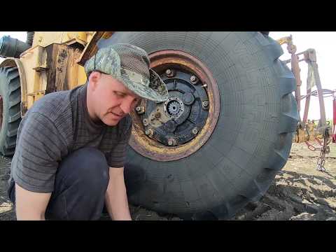 Видео: Трактор Кировец.  Развалилась бортовая. Досеваю с тремя ведущими.