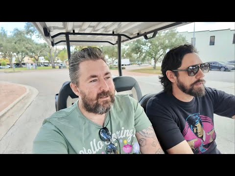 Видео: Экскурсия на гольф-каре по центру города Уинтер-Хейвен — First Publix / Пообедать в LoveBird и по...