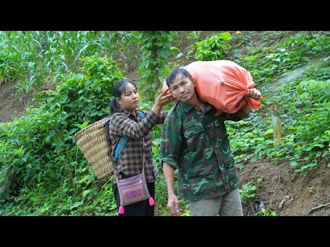 Видео: “Счастливая мать-одиночка получает помощь от доброго мужчины в суровую погоду.”