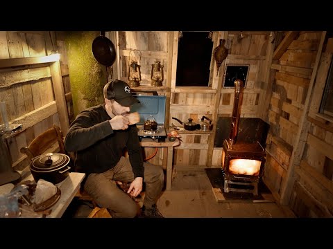 Видео: Первая ночь в домике на дереве: приключение в одиночном кемпинге