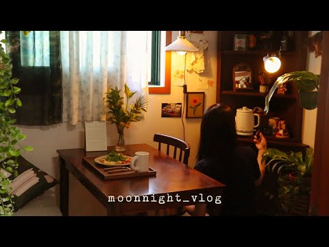 Видео: Повседневная жизнь корейцев, которые живут одни🍅 Томатный омлет и суп из соевой пасты