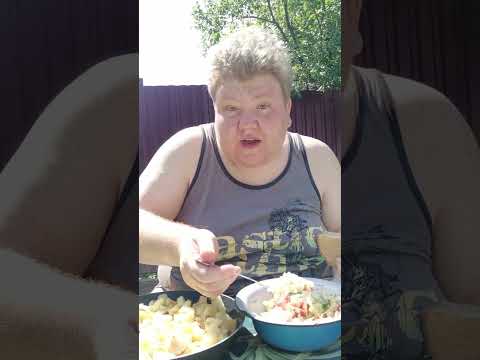 Видео: мукбанк: жареная картошка и салат из свежих овощей