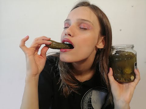Видео: ASMR PICKLES Cucumber & TOMATO | Eating Sounds | АСМР ИТИНГ СОЛЕНЫЕ ОГУРЦЫ И ПОМИДОРЫ, СОЛЕНЬЯ