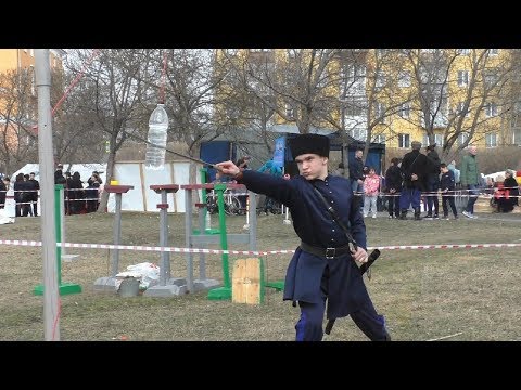 Видео: Рубка шашкой Казарла - лучшие моменты мастерства на Фестивале "Рубежи веков"