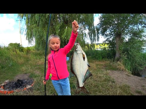 Видео: На рыбалку с семьей. Мой первый улов