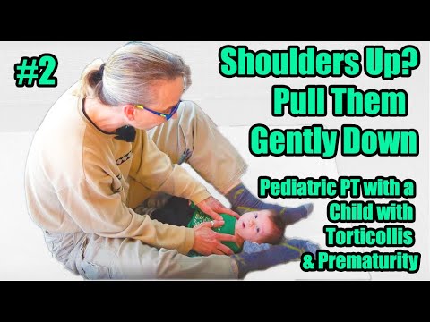 Видео: # 2 Плечи вверх? Осторожно потяните их вниз: физиотерапия с ребенком с кривошеей и недоношенностью