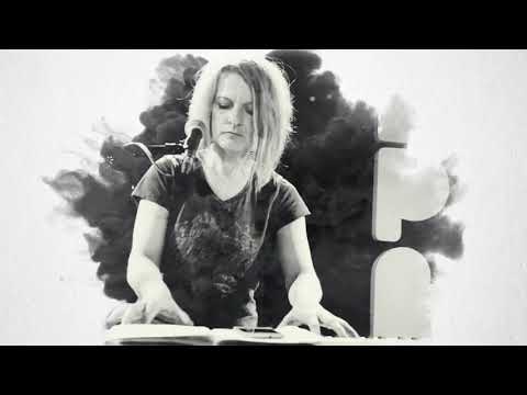 Видео: Pulatova (Ольга Пулатова, ex-Flёur) - Невидимки [live, Black&White edit]