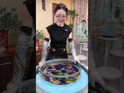 Видео: Используйте цветовую схему, смешанную с водой, чтобы создать лес и небо, и создайте красивую сумк...