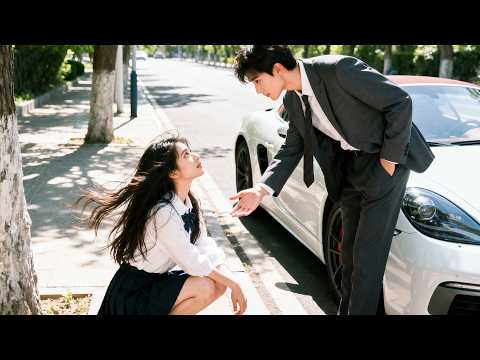 Видео: У девушки сломалась машина на обочине—проезжающий миллиардер CEO пришёл на помощь!💘