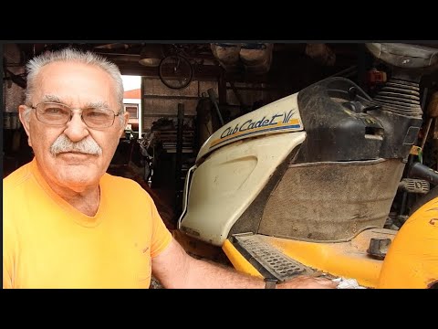 Видео: Замена натяжного шкива на деке газонокосилки Cub Cadet