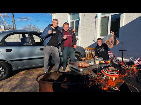 Видео: Жарим колбаски купаты на мангале. Обмывание и обзор новой машины Руслана