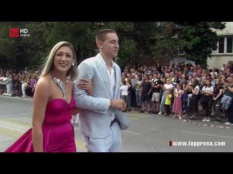 Видео: 140 абитуриенти от НПГ от Гоце Делчев бяха аплодирани снощи от хиляди любопитни граждани