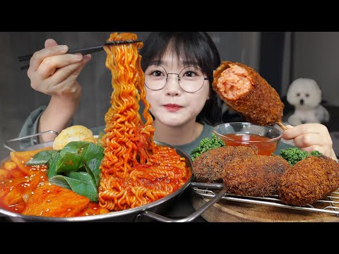 Видео: Ешьте острые рабокки (Рамен + Ттокпокки) и хот дог | Mukbang ASMR