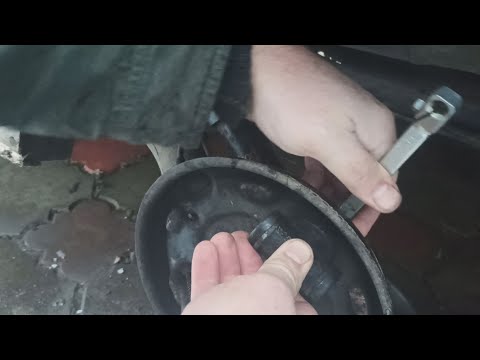 Видео: Простая замена заднего ТОРМОЗНОГО ЦИЛИНДРА на Рено. Как открутить тормозные трубки, быстро прокачать