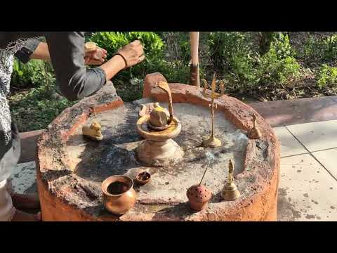Видео: Kali Mandir Darshan.  Поклонение в храме и дома. Знакомство с Сомнати