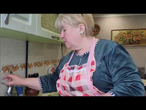 Видео: Жаркое в горшочках по домашнему. Салат из свежих овощей.