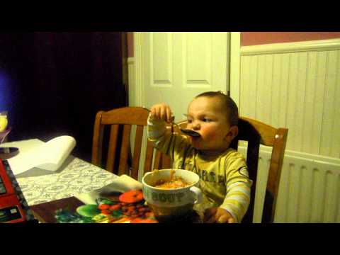 Видео: Ребёнок кушает борщ