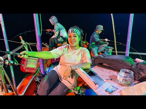 Видео: ТАИЛАНД! Ночная РАБОТА! Одна в море с мужиками  — ловим ГИГАНТСКИХ КАЛЬМАРОВ!