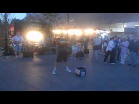 Видео: Уличные музыканты Питер группа Cover Band ID AHO на Невском 7 сентября ч2 - Курю