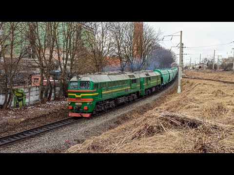Видео: Тепловоз 2М62-0721 з 45-ма зерновозами спускається в долину