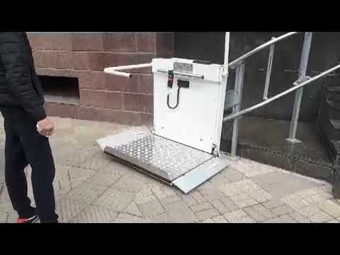 Видео: Наклонный подъемник для инвалидов - подъёмная платформа для инвалидов БК 320 вдоль лестничного марш