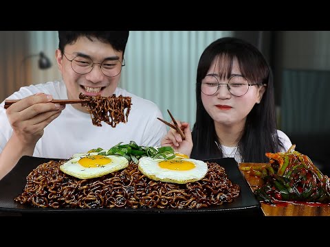 Видео: АСМР ЕДА Черная лапша с другом🤣 | MUKBANG