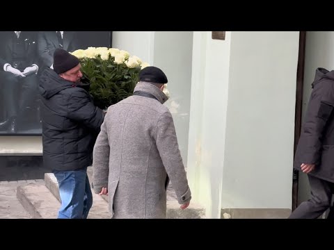 Видео: Михаила Ефремова привезли проститься с Евгенией Добровольской ? МХТ им.Чехова /  14 января 2025 г.