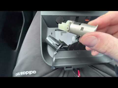 Видео: Установка беспроводной зарядки на RAV4 2020г.