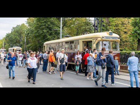 Видео: В Москве ссстоялся юбилейный парад трамваев и ретроавтомобилей