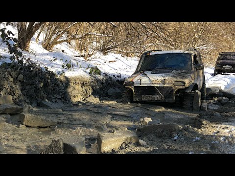 Видео: Лед толщиной в 15 см . Техника выдержала !
