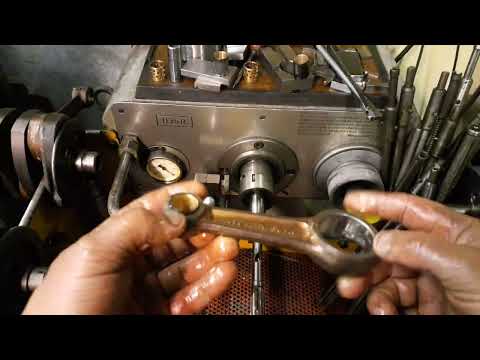 Видео: Husaberg замена , установка втулки верхней головки шатуна. хонингование в размер