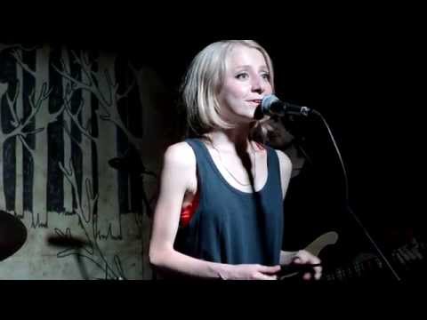 Видео: Vivienne Mort - Сліди маленьких рук (30.05.2014 Арт-кафе Stare Misto)