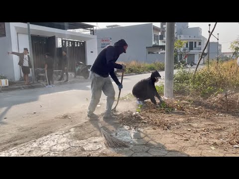 Видео: Был тронут во время уборки тротуаров в самой тёплой и дружелюбной общине.