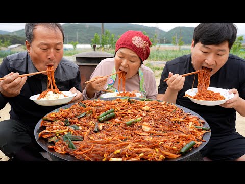 Видео: Red Japchae (обжаренная целлофановая лапша и овощи) - кулинарное шоу Mukbang.