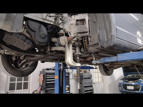 Видео: Путешествие: замена шаровой опоры! Без разборки!