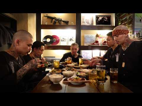 Видео: КРУТЫЕ ПОВАРА! Мастерство татуированных японских шеф-поваров!