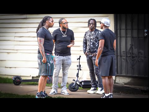 Видео: Разглядывает людей, а потом устраивает слепую шутку в капюшоне!