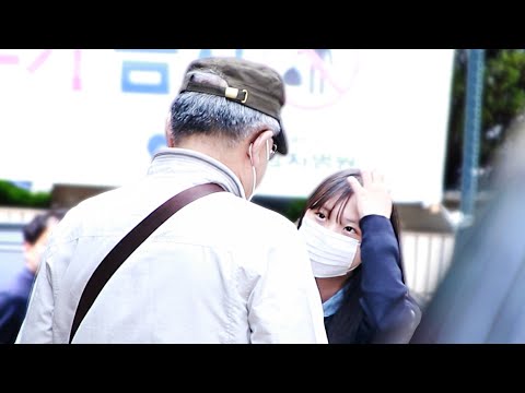 Видео: Что, если вы увидите старика, который просит вас купить гигиеническую прокладку?