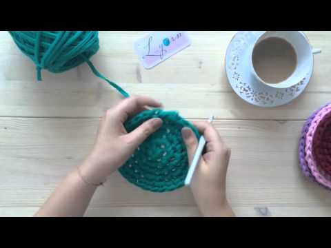 Видео: Вязаная корзинка крючком из трикотажной пряжи Урок-2 Дно (плоский круг столбиками без накида)