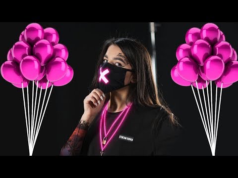 Видео: TenderlyBae ПОД ШАРАМИ ПОЕТ