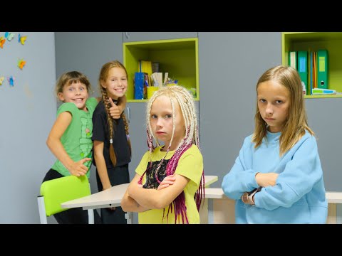 Видео: НОВЕНЬКАЯ УВЕЛА ПОДРУГУ в школе!!   Марго и Виола в ШОКЕ!