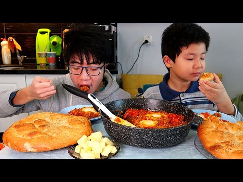 Видео: Мукбанг ШАКШУКА с ЛЕПЕШКАМИ и СЫРОМ