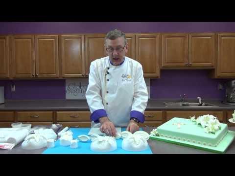 Видео: Как сделать лилии с помощью плунжерной формы Martellato | Global Sugar Art