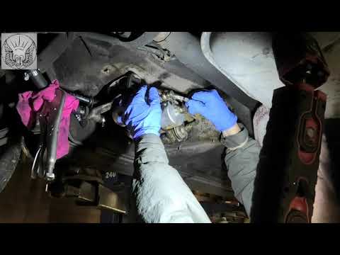 Видео: Замена топливного насоса на Mercedes w201 190e 2.0 32 года выпуска