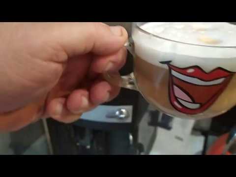 Видео: Приготовление латте на DeLonghi ESAM 3000.B