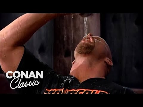 Видео: «Ледяной как лед» Стив Остин показывает, как пить пиво | Вечер с Конаном О’Брайеном