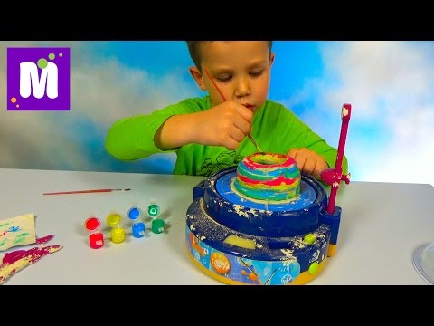 Видео: Макс лепит чашу на гончарном круге и красит красками